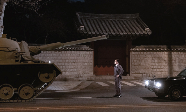 Man Standing Next 2, Copyright GEM  Entertainment / CAPELIGHT Pictures